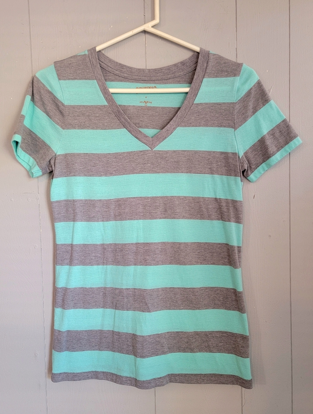 🌴 NWOT Arizona Jean Company Striped Teal & Gray V-Neck Tee, Size M